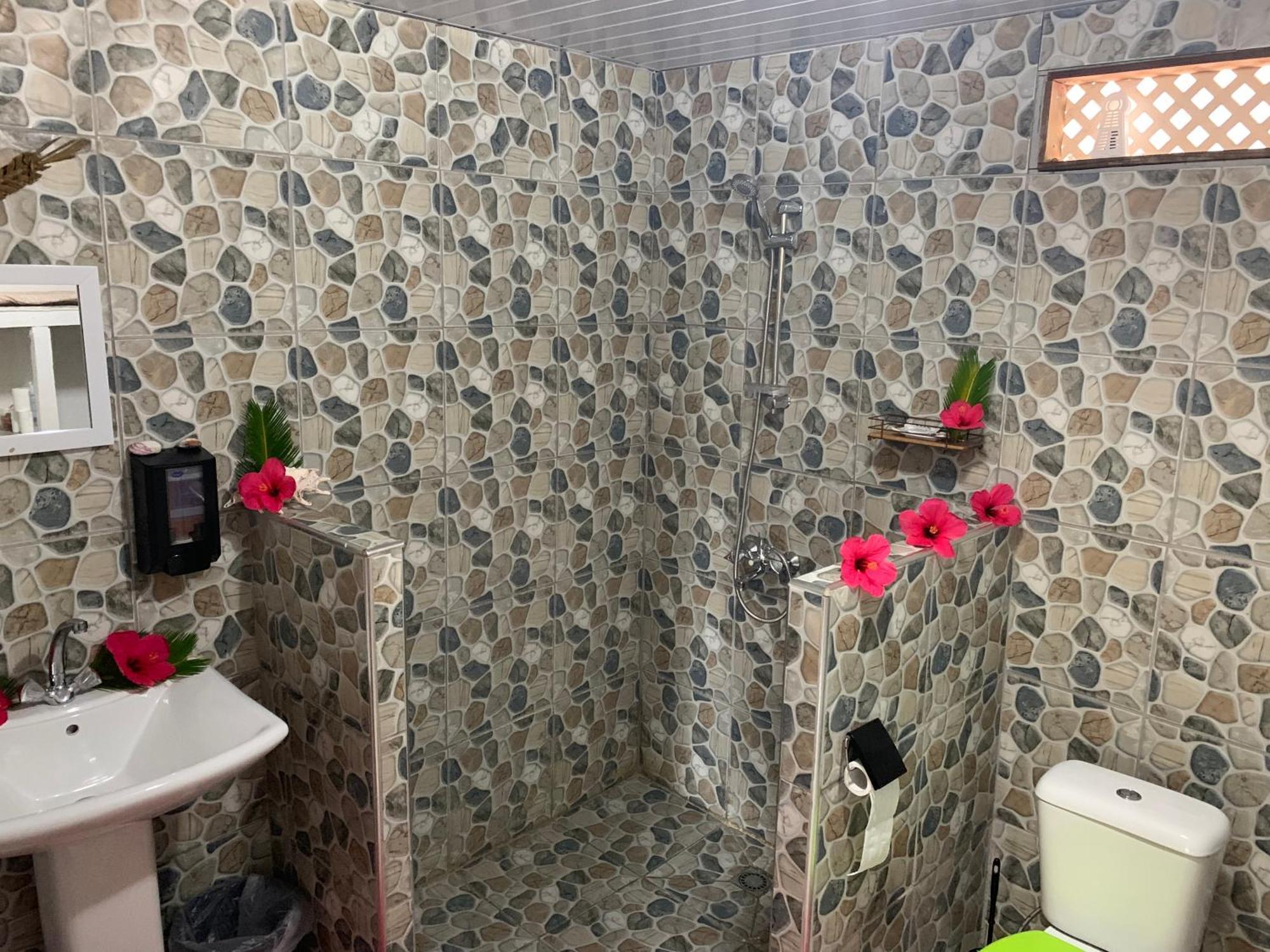 Отель Korikori House Fakarava II Rotoava Экстерьер фото